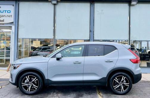 2025 Volvo XC40 B5 AWD Core Bright Theme