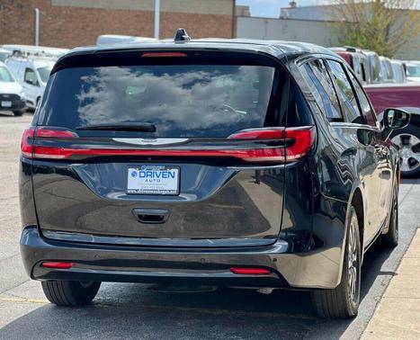 Brilliant Black Crystal Pearlcoat 2023 Chrysler Pacifica Hybrid Touring L