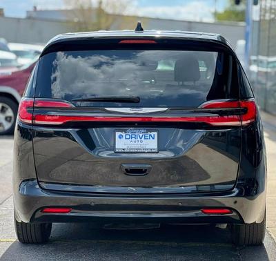 Brilliant Black Crystal Pearlcoat 2023 Chrysler Pacifica Hybrid Touring L