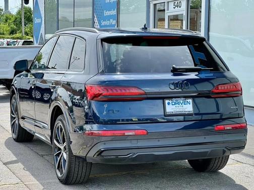 Waitomo Blue Metallic 2024 Audi Q7 55 Premium Plus