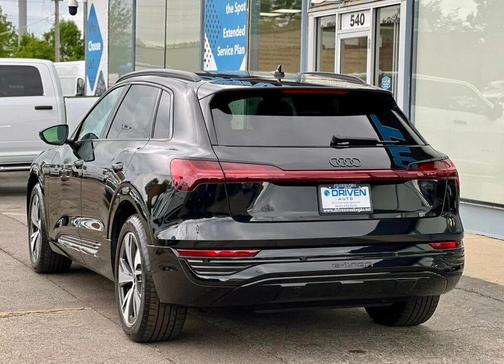 Mythos Black Metallic 2024 Audi Q8 e-tron Premium