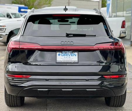 Mythos Black Metallic 2024 Audi Q8 e-tron Premium