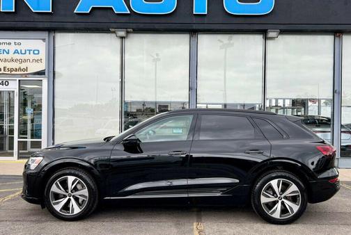 Mythos Black Metallic 2024 Audi Q8 e-tron Premium