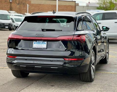 Mythos Black Metallic 2024 Audi Q8 e-tron Premium