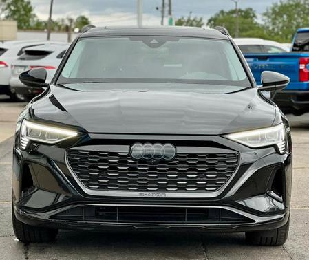 Mythos Black Metallic 2024 Audi Q8 e-tron Premium