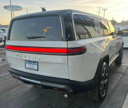 2025 Rivian R1S ADVENTURE