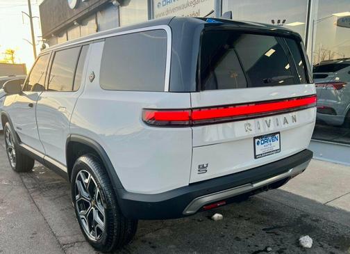 2025 Rivian R1S ADVENTURE