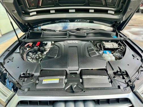 Graphite Gray Metallic 2017 Audi Q7 3.0T Premium