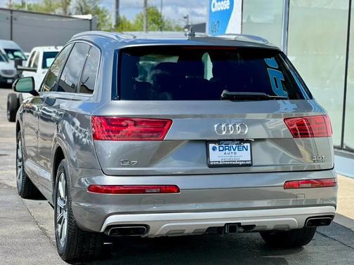 Graphite Gray Metallic 2017 Audi Q7 3.0T Premium