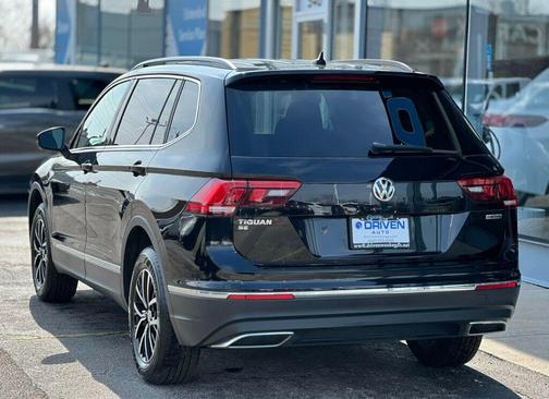 Deep Black Pearl 2021 Volkswagen Tiguan 2.0T SE