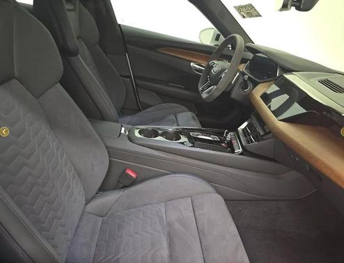 Ibis White 2022 Audi e-tron GT Premium Plus