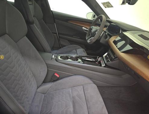 Ibis White 2022 Audi e-tron GT Premium Plus