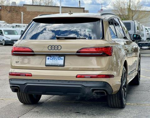 Sakhir Gold Metallic 2025 Audi Q7 55 Premium Plus