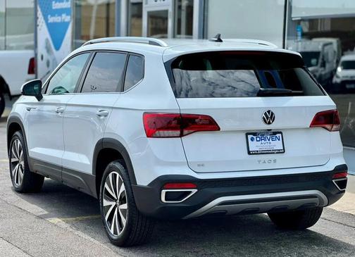 Pure White 2024 Volkswagen Taos SE FWD