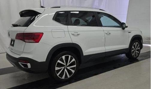 Pure White 2024 Volkswagen Taos SE FWD