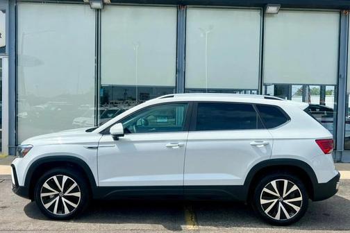 Pure White 2024 Volkswagen Taos SE FWD