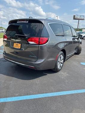 2017 Chrysler Pacifica Hybrid Platinum