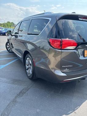 2017 Chrysler Pacifica Hybrid Platinum