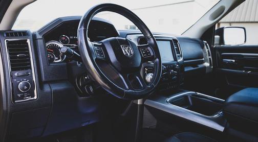 Brilliant Black Crystal Pearlcoat 2016 RAM 1500 Sport