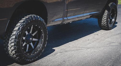 Brilliant Black Crystal Pearlcoat 2016 RAM 1500 Sport