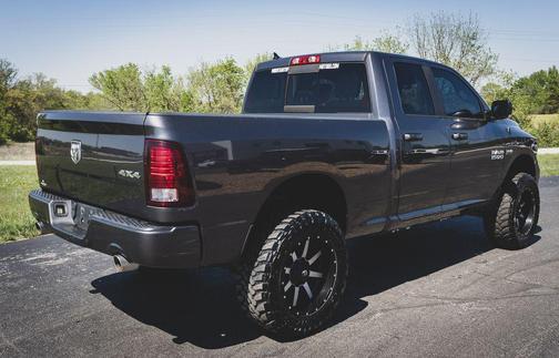 Brilliant Black Crystal Pearlcoat 2016 RAM 1500 Sport
