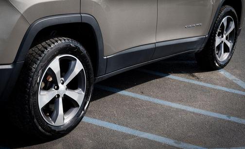 Light Brownstone Pearlcoat 2019 Jeep Cherokee Limited