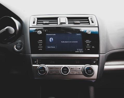 Crystal White Pearl 2017 Subaru Outback 2.5i Touring