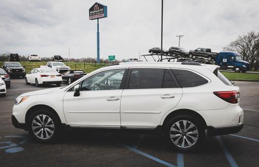 Crystal White Pearl 2017 Subaru Outback 2.5i Touring