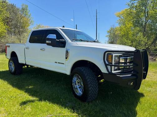 Oxford White 2019 Ford F-250 Lariat