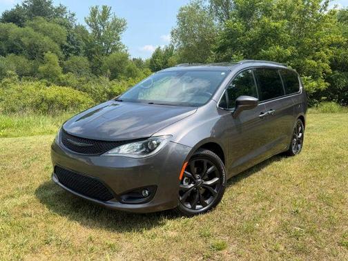 Granite Crystal Clearcoat Metallic 2018 Chrysler Pacifica Touring Plus