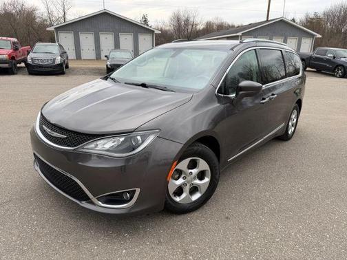 Granite Crystal Clearcoat Metallic 2017 Chrysler Pacifica Touring-L Plus