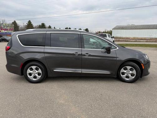 Granite Crystal Clearcoat Metallic 2017 Chrysler Pacifica Touring-L Plus