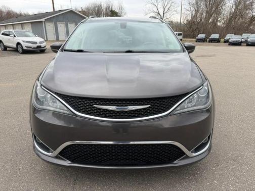 Granite Crystal Clearcoat Metallic 2017 Chrysler Pacifica Touring-L Plus