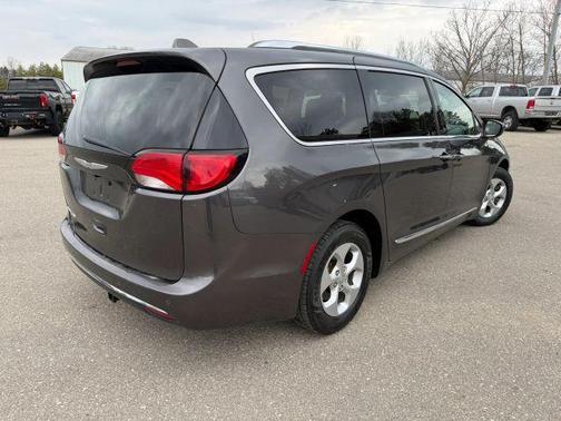 Granite Crystal Clearcoat Metallic 2017 Chrysler Pacifica Touring-L Plus