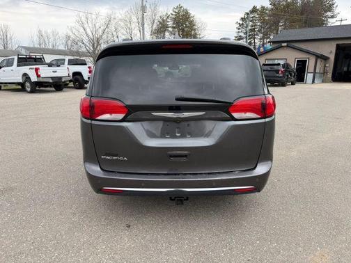 Granite Crystal Clearcoat Metallic 2017 Chrysler Pacifica Touring-L Plus