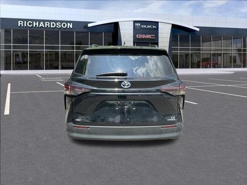 2023 Toyota Sienna LE