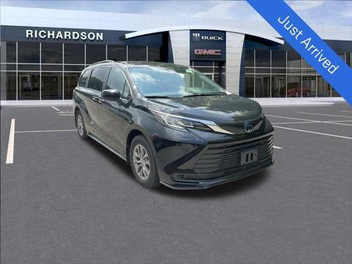 2023 Toyota Sienna LE