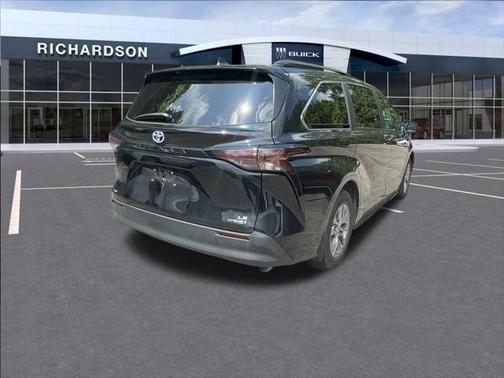 2023 Toyota Sienna LE