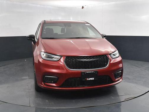 Red Hot Pearlcoat 2026 Chrysler Pacifica L