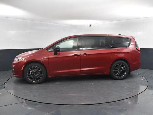 Red Hot Pearlcoat 2026 Chrysler Pacifica L