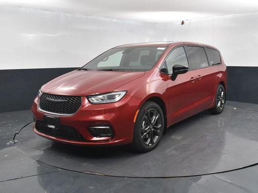 Red Hot Pearlcoat 2026 Chrysler Pacifica L
