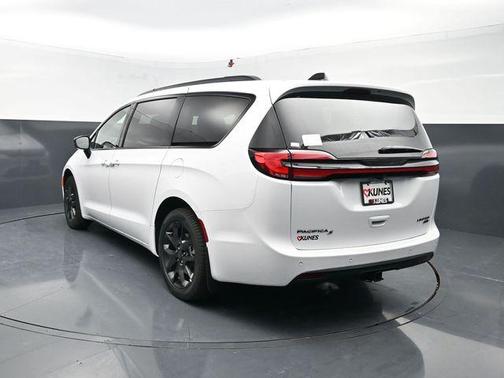 Bright White Clearcoat 2027 Chrysler Pacifica Limited