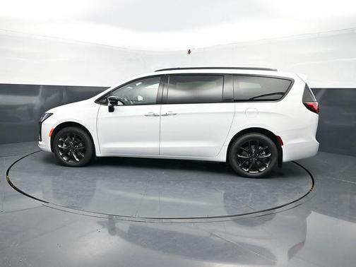 Bright White Clearcoat 2027 Chrysler Pacifica Limited