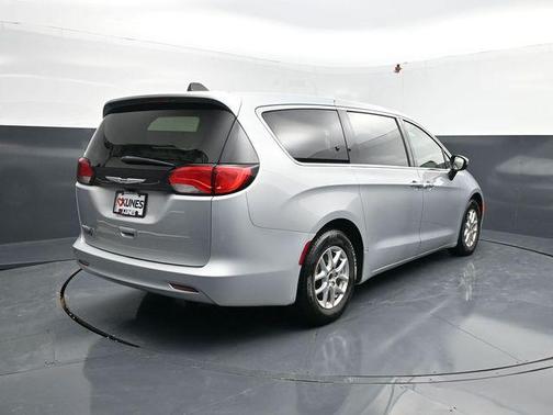 Silver Mist Clearcoat 2023 Chrysler Voyager LX