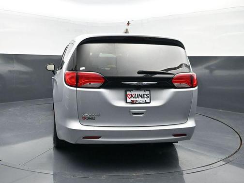 Silver Mist Clearcoat 2023 Chrysler Voyager LX