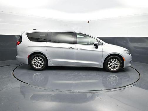 Silver Mist Clearcoat 2023 Chrysler Voyager LX