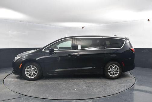 Brilliant Black Crystal Pearlcoat 2023 Chrysler Voyager LX