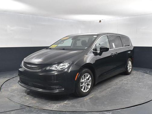 Brilliant Black Crystal Pearlcoat 2023 Chrysler Voyager LX
