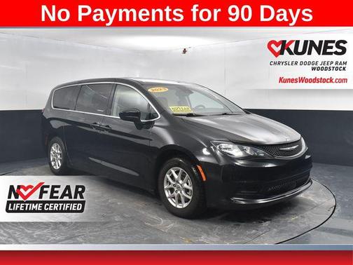 Brilliant Black Crystal Pearlcoat 2023 Chrysler Voyager LX