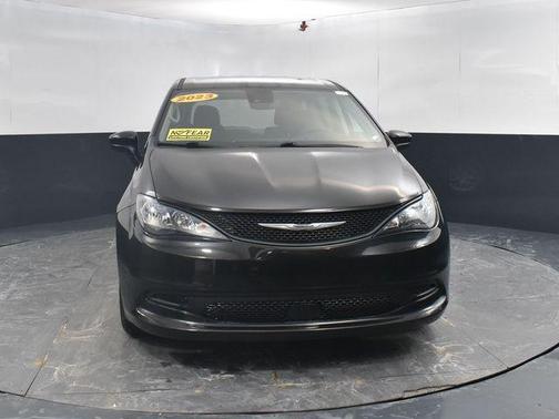 Brilliant Black Crystal Pearlcoat 2023 Chrysler Voyager LX